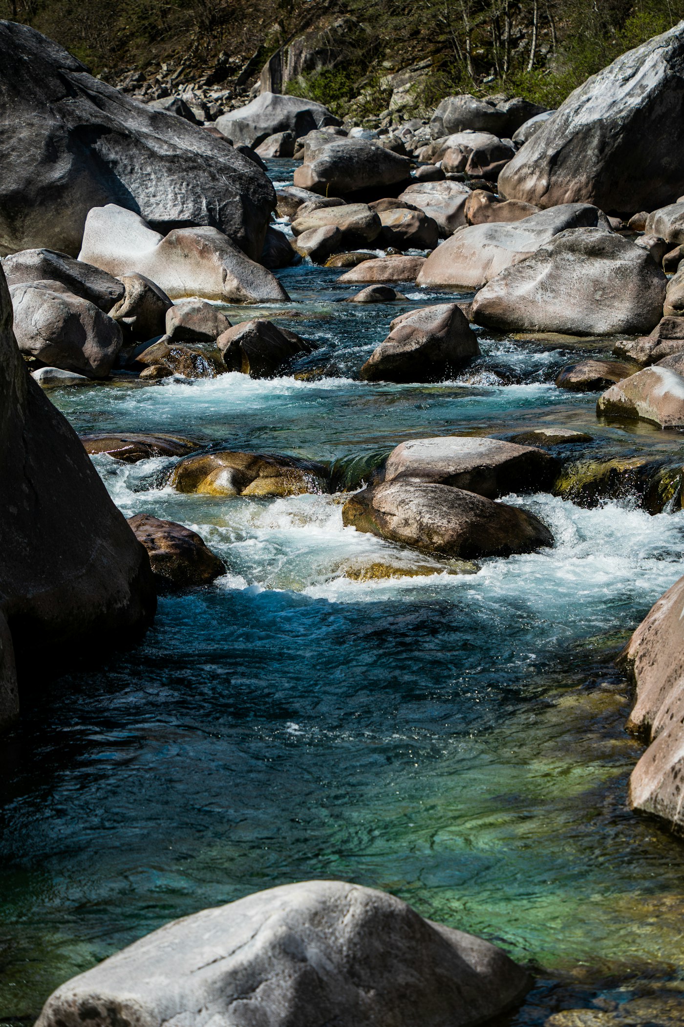 Stromend water over stenen